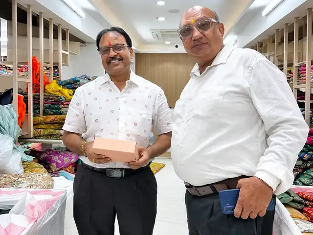 Textile shop mein customers ke saath Instant Broadcast team